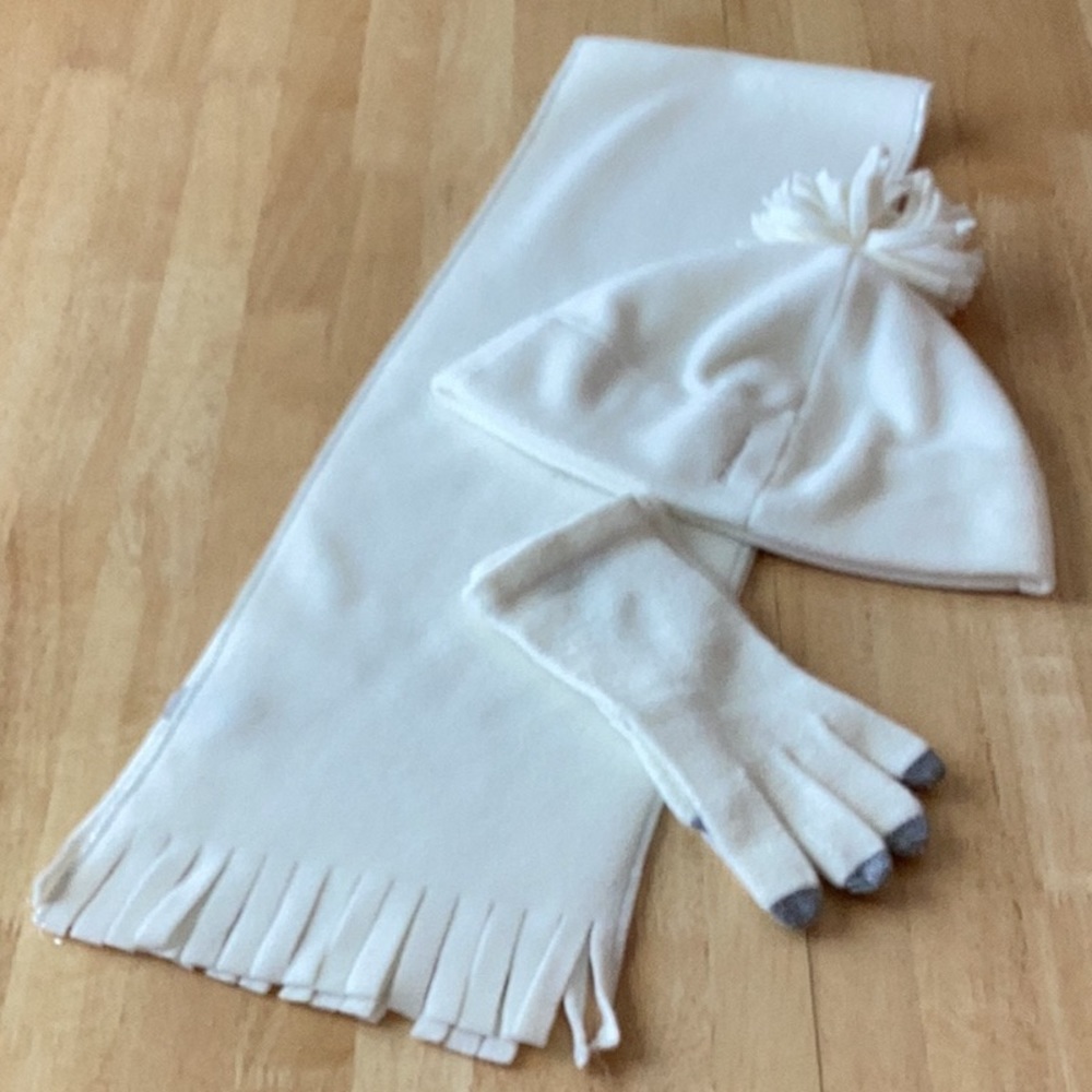 Old Navy Scarf & hat set, new condition. Echo gloves included.